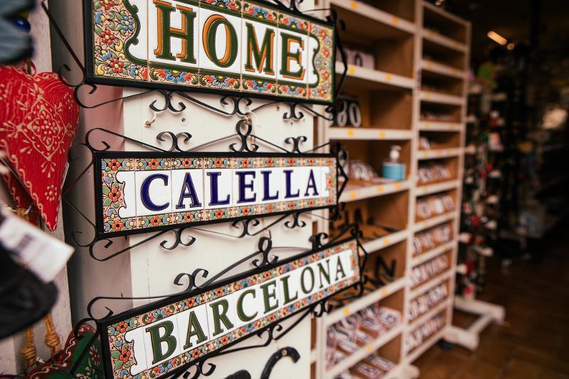Plaatsbordjes in een souvenirwinkeltje tijdens de jongerenreis in Calella