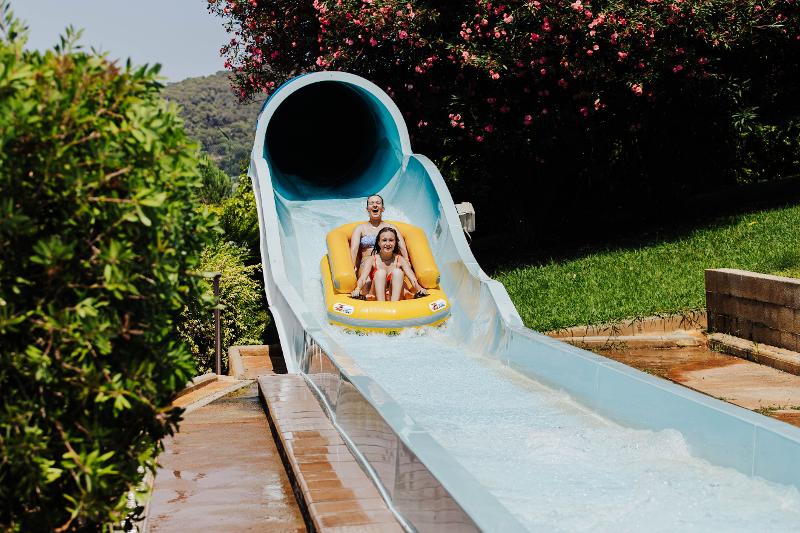 Meiden in een waterglijbaanboot tijdens de jongerenreis in Calella