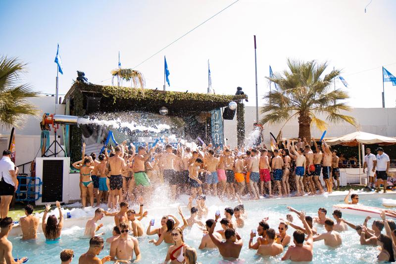 Een schuimparty tijdens de jongerenreis in Calella