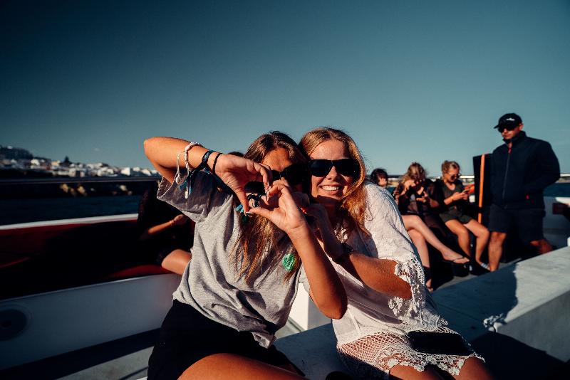 Vriendinnen op de foto tijdens hun jongerenreis in Calella