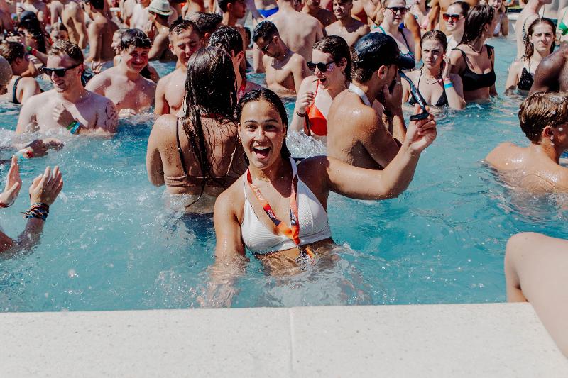 Een meisje tijdens een poolparty van de jongerenreis in Calella