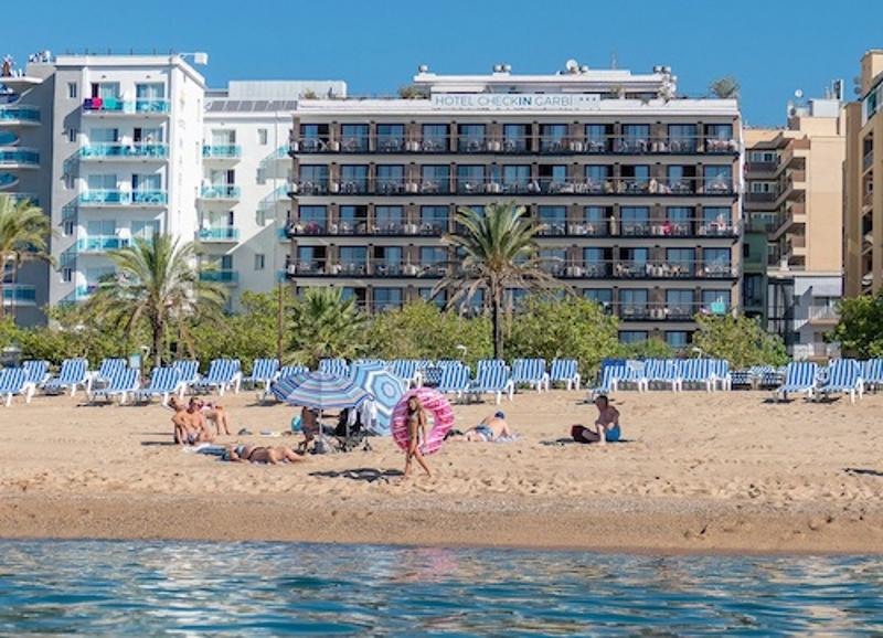 Een strandhotel tijdens de jongerenreis in Calella