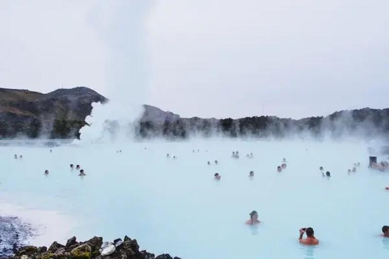 Bezoekers van de Blue Lagoon op een groepsreis Ijsland