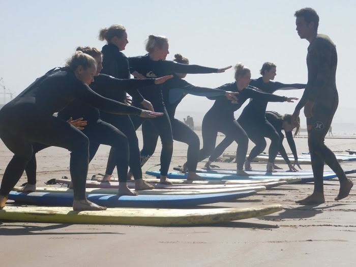 Een groep vrienden tijdens het surfkamp in marokko