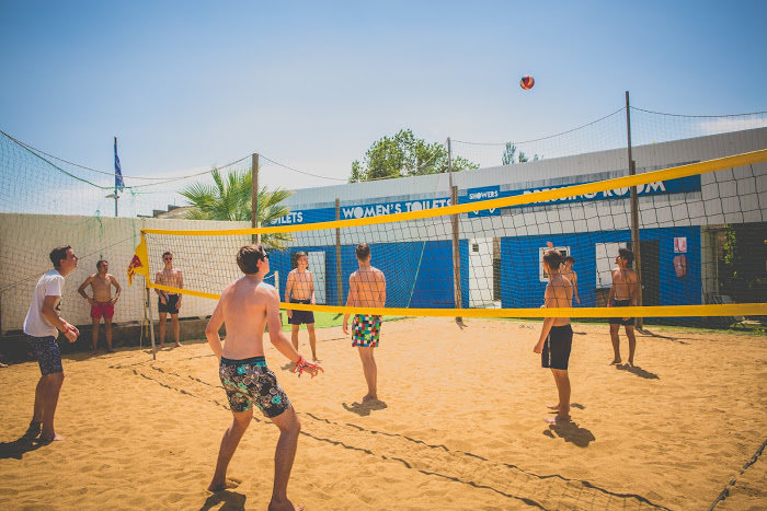 Jongeren spelen beachvolleybal tijdens een zonvakantie
