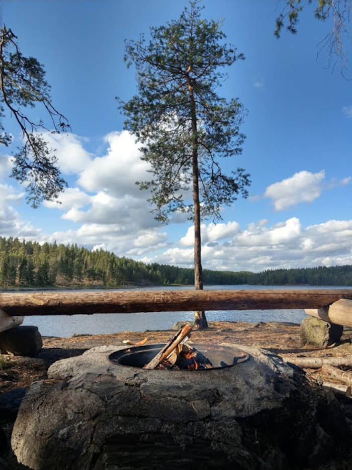 Jongeren koken op een kampvuur tijdens de kanoexpeditie in Zweden.