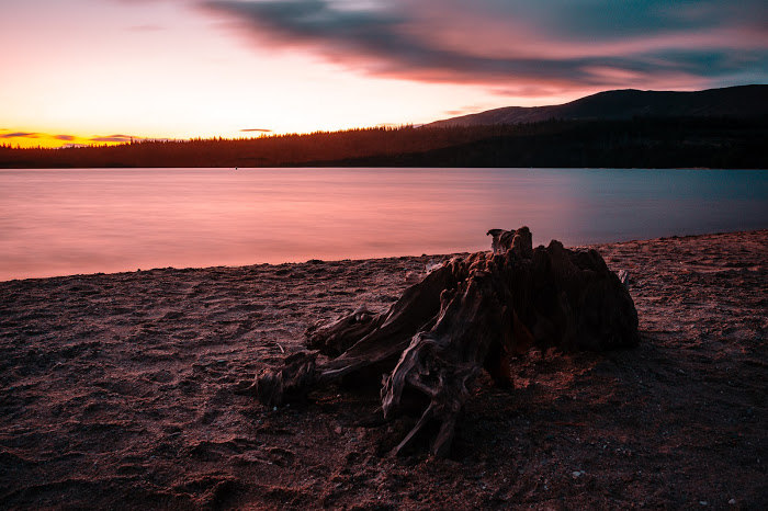 Een rode avondzon tijdens de jongerenreis in Zweden.