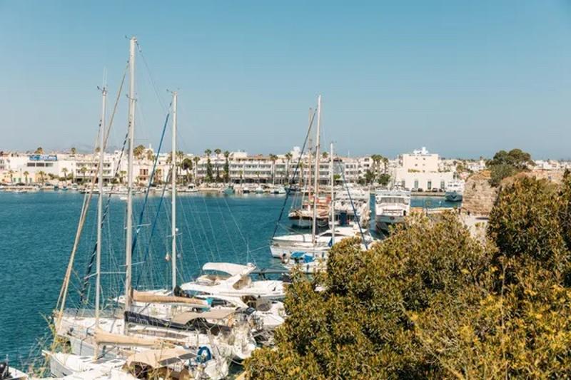 een mooie haven tijdens een jongerenvakantie Griekenland