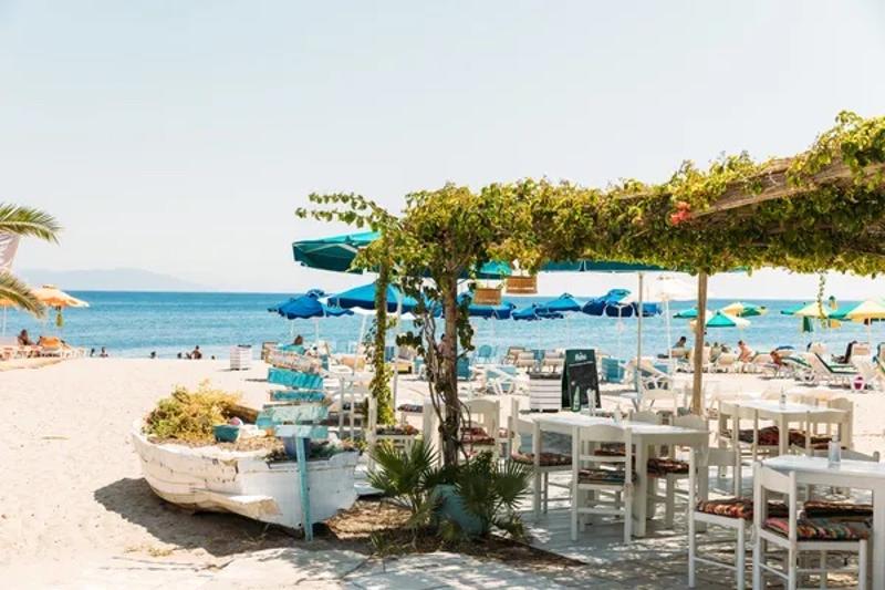 je kunt chillen op het strand tijdens een jongerenvakantie Griekenland