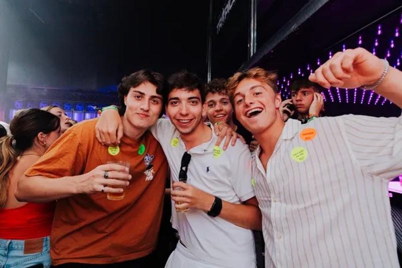 Jongens staan tijdens een groepsreis Griekenland met een drankje op de foto