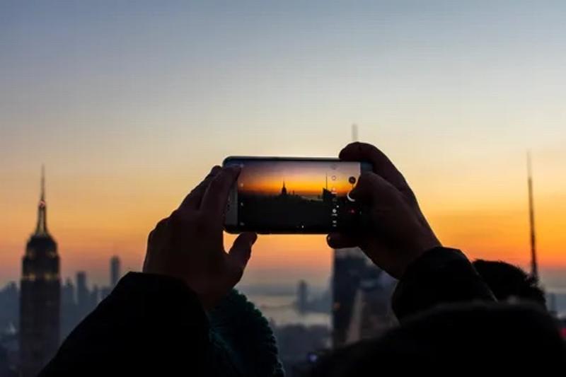 Een deelnemer van groepsreis Amerika maakt een foto van de New York skyline