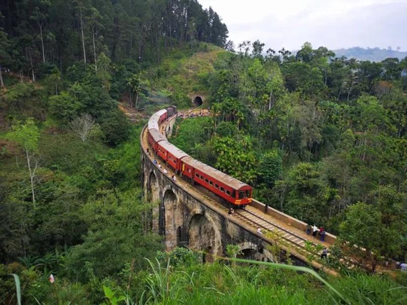 Een trein rijdt door landschap tijdens de groepsreis Azië