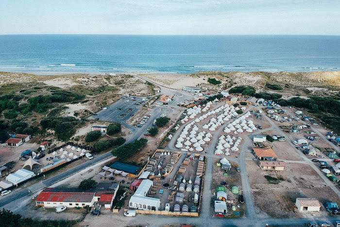 samen surfen, chillen en genieten van het strand tijdens een surfkamp