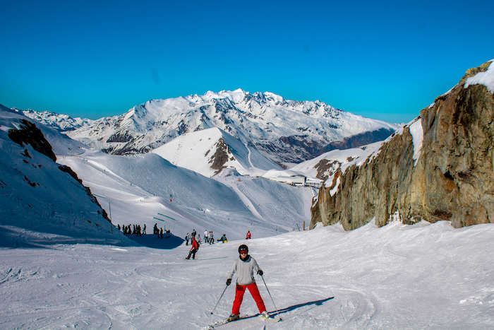 Jongens skiën in de Alpen tijdens winterkamp