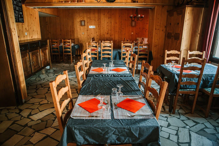 Eetzaal op jongerenreis ski