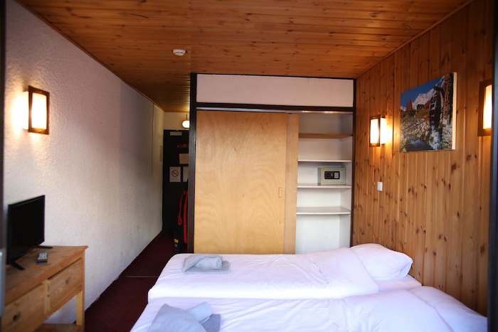 Slaapkamer in hotel op jongerenreis ski