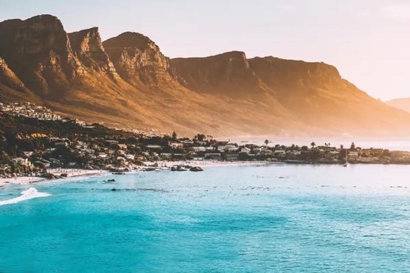 Een berg bij het water tijdens een groepsreis in Afrika
