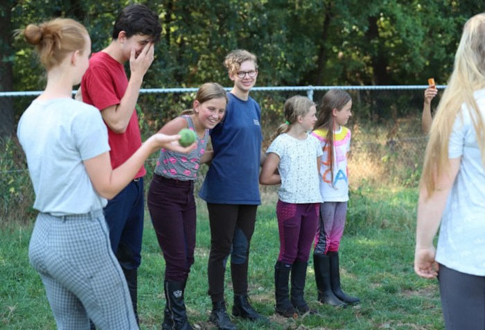 Deelnemers theaterkamp spelen groepsspel.