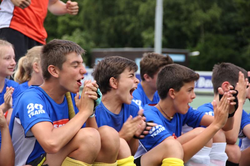 Groepje deelnemers klapt in de handen