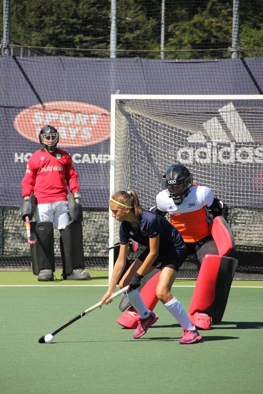 meisje probeert te scoren op hockeykamp amsterdam