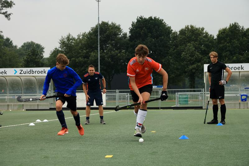 jongens doen een oefening met hockey training op hockeykamp amsterdam