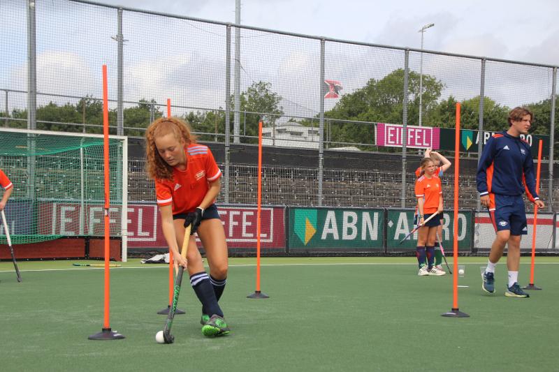 meisje doet slalom oefening op hockeykamp amsterdam