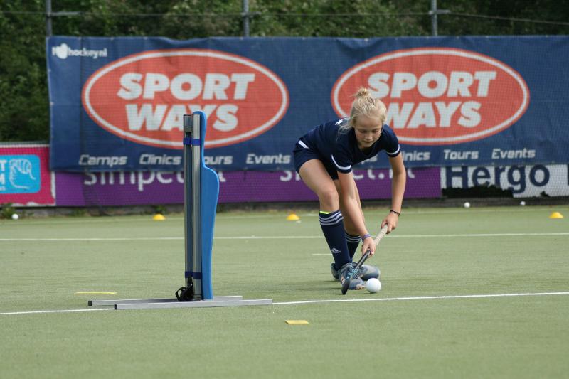 meisje doet hockeyoefening op hockeykamp antwerpen