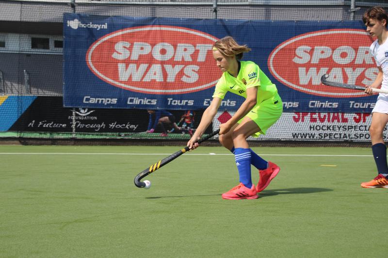 jongen met hockeystick in de hand op hockeykamp antwerpen