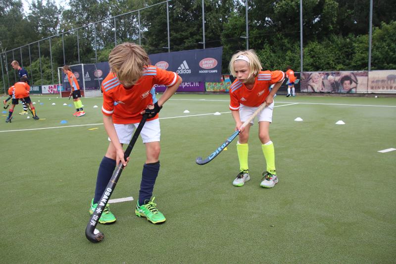 twee kinderen met een hockeystick op hockeykamp antwerpen