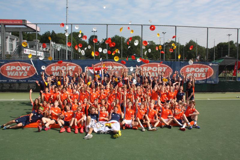 grote groep hockeyers maken groepsfoto op hockeykamp thomas briels amsterdam