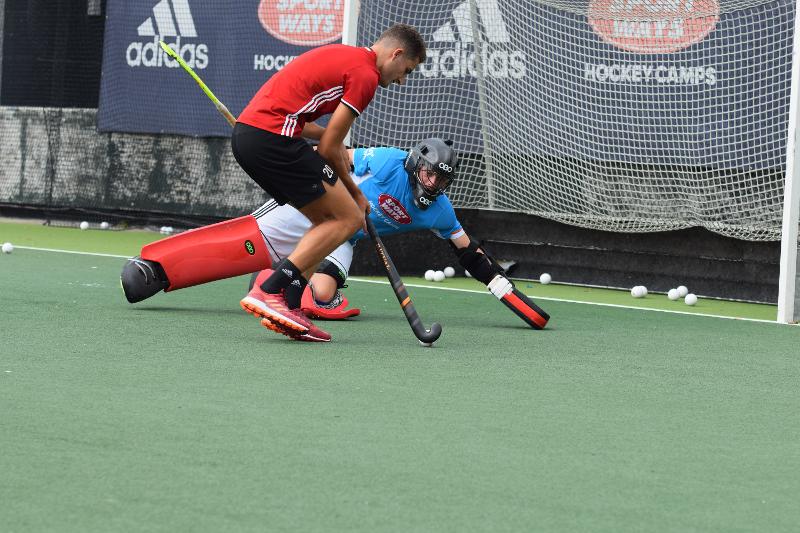 jongen maakt goal op hockeykamp thomas briels amsterdam