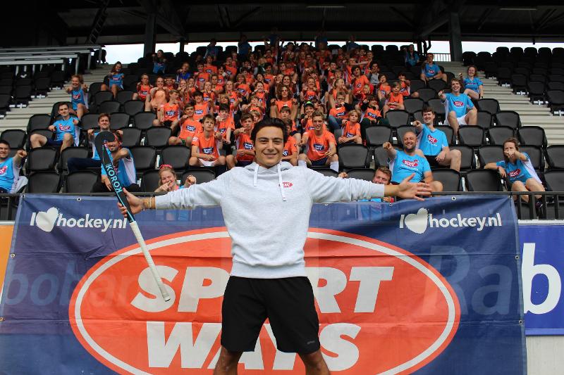 thomas briels voor een groep deelnemers op hockeykamp thomas briels amsterdam