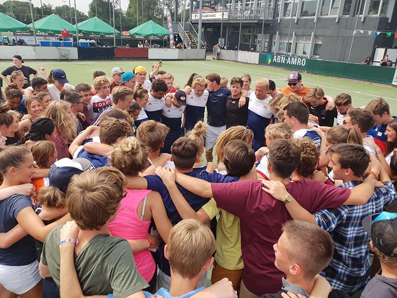 grote groep deelnemers staat in cirkel op het veld op zomerkamp antwerpen
