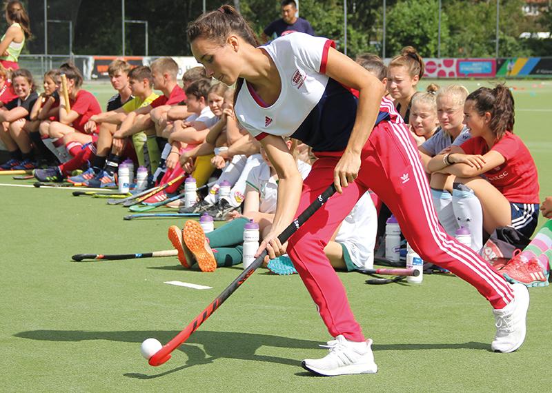hockeyster doet hockey truc voor op zomerkamp antwerpen hockeykamp