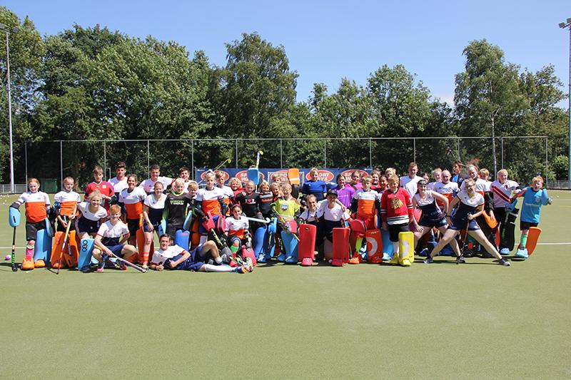 foto van afstand genomen van de groep op zomerkamp antwerpen hockeykamp