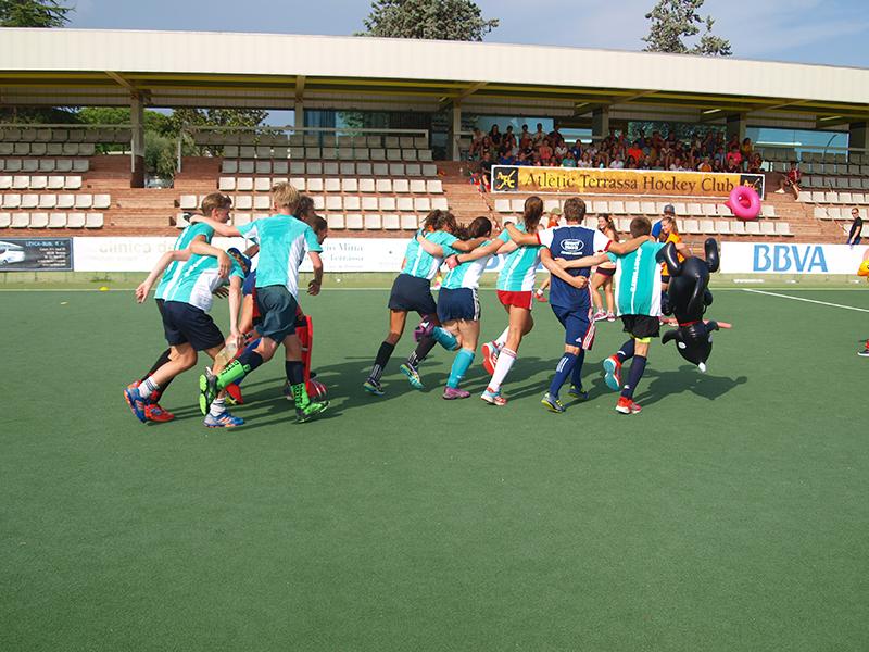 groepje spelers op het hockeyveld op zomerkamp antwerpen hockeykamp
