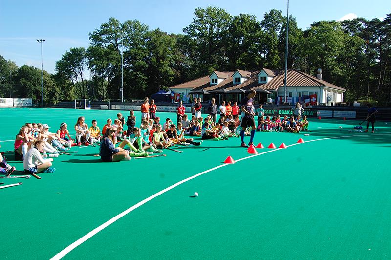 foto van deelnemers op het hockeyveld op zomerkamp antwerpen hockeykamp