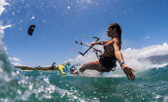 Meisje aan het kitesurfen tijdens een van onze kitesurfkampen