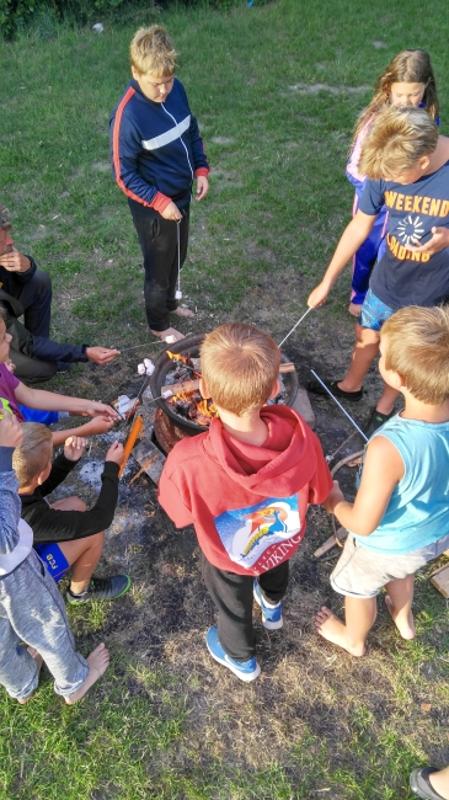 Kinderen bbq'en in Zeeland.