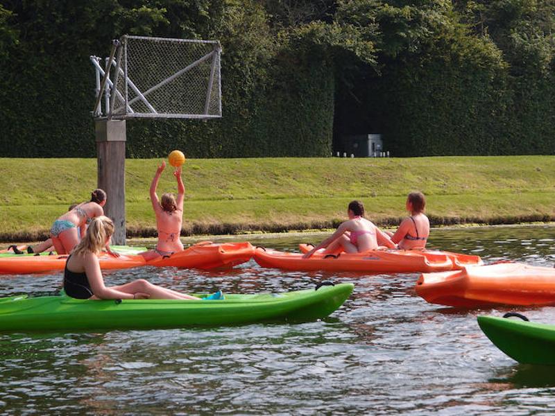 Kano-basketbal spelen op zomerkamp in Zeeland.
