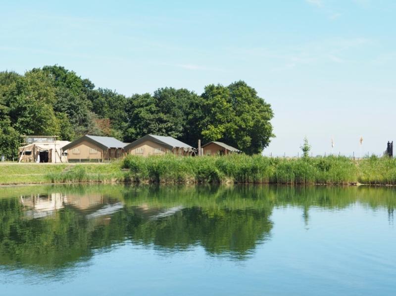 Blik op vrolijke hutjes in Zeeland.