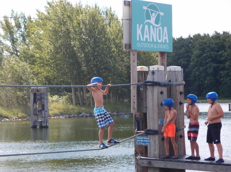 Kinderen trotseren touwenparcours in Zeeland.