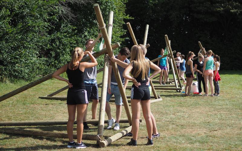 Meiden bouwen kamp in Zeeland.