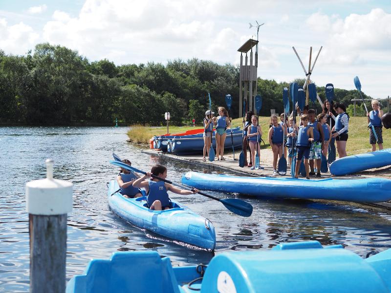 Groep meisjes met kano op zomerkamp in Zeeland.