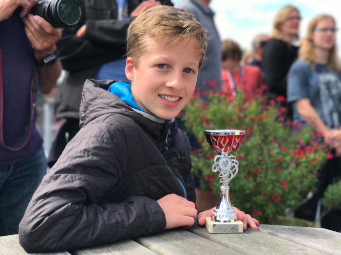 Jongen glimlacht met prijs