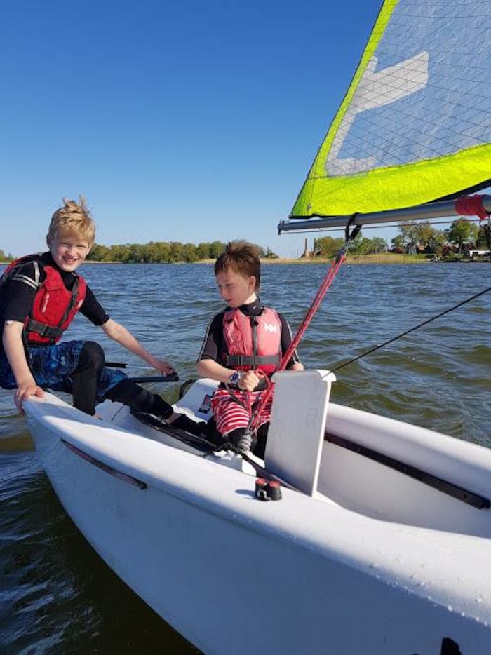Op zeilkamp Haarlem zitten kinderen in boot