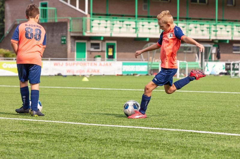 jongen neemt shot op voetbalkamp overijssel