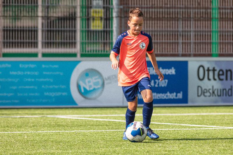 jongen in actie op voetbalkamp overijssel