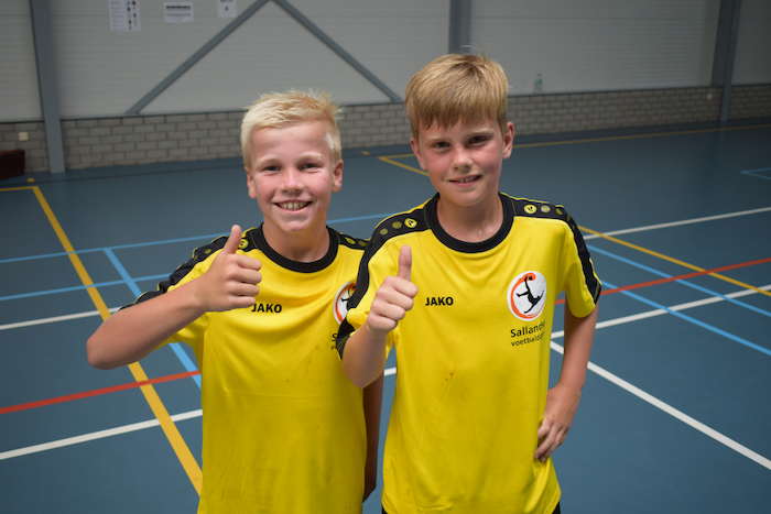 Jongens steken duim op naar camera