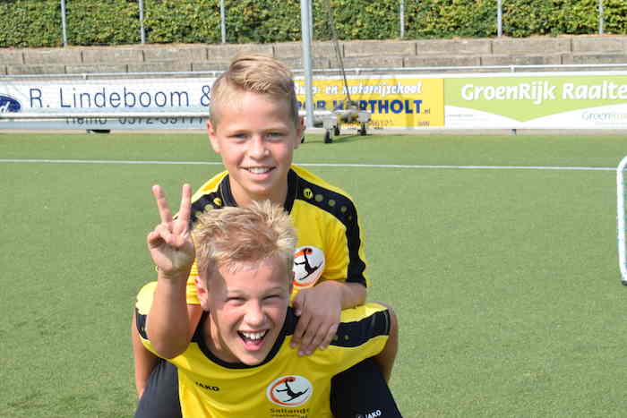 Twee jongens poseren op voetbalkamp in Overijssel.